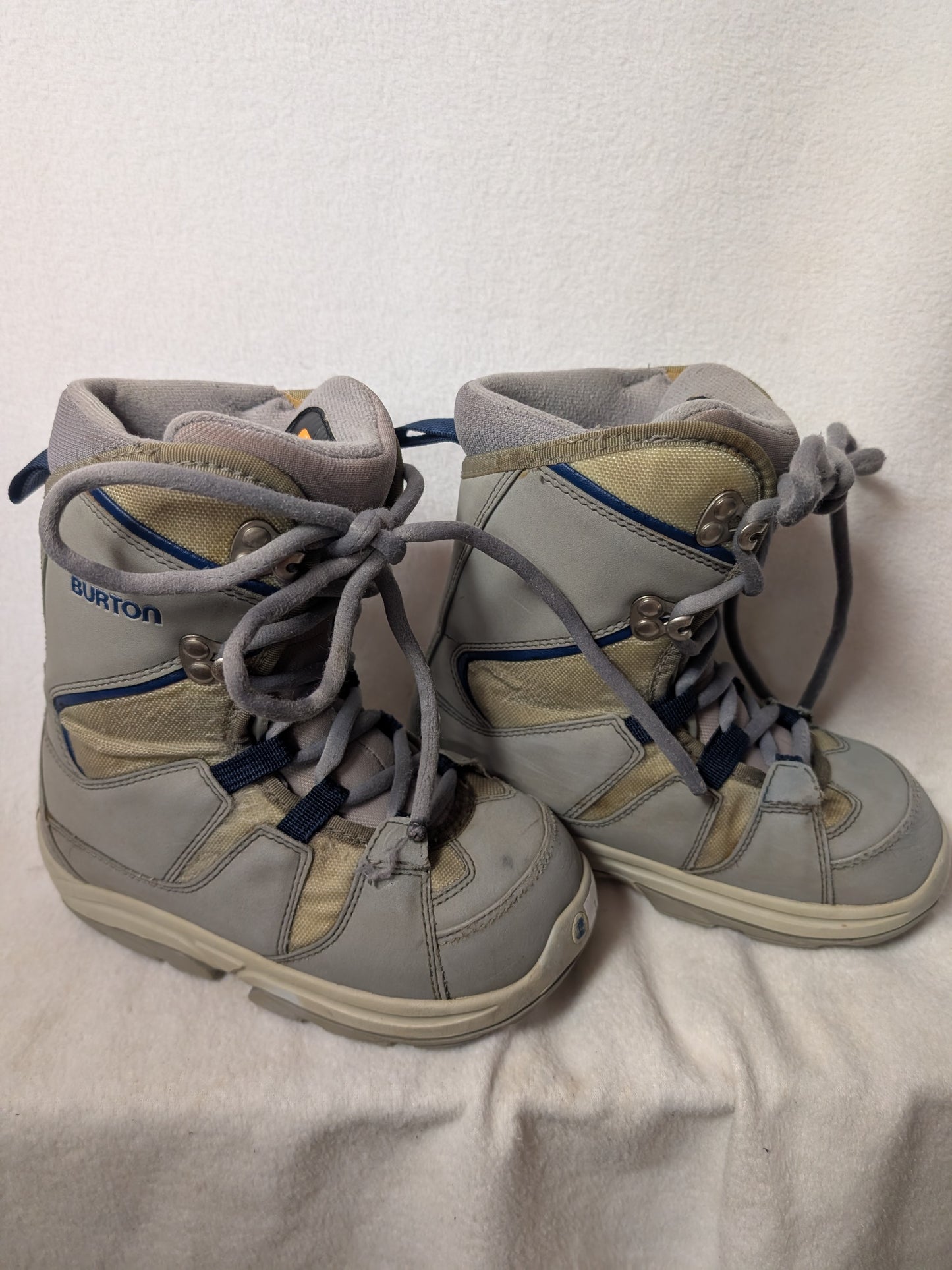 Burton Moto Kids Snowboard Boots Size 3 Gray Used
