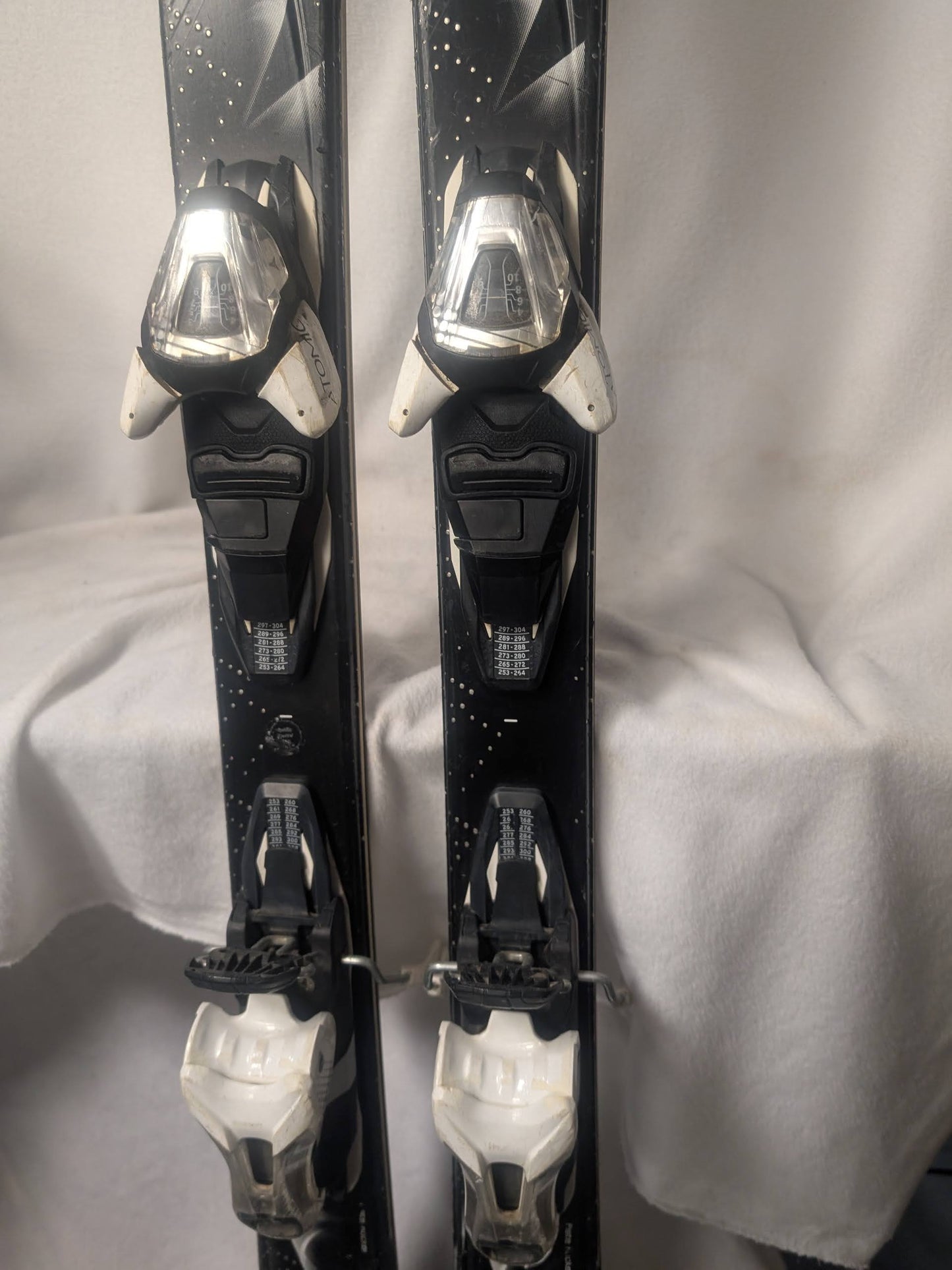 Atomic Cloud 9 Skis w/Atomic Lithium 10 Bindings Size 156 Cm Color Black Used