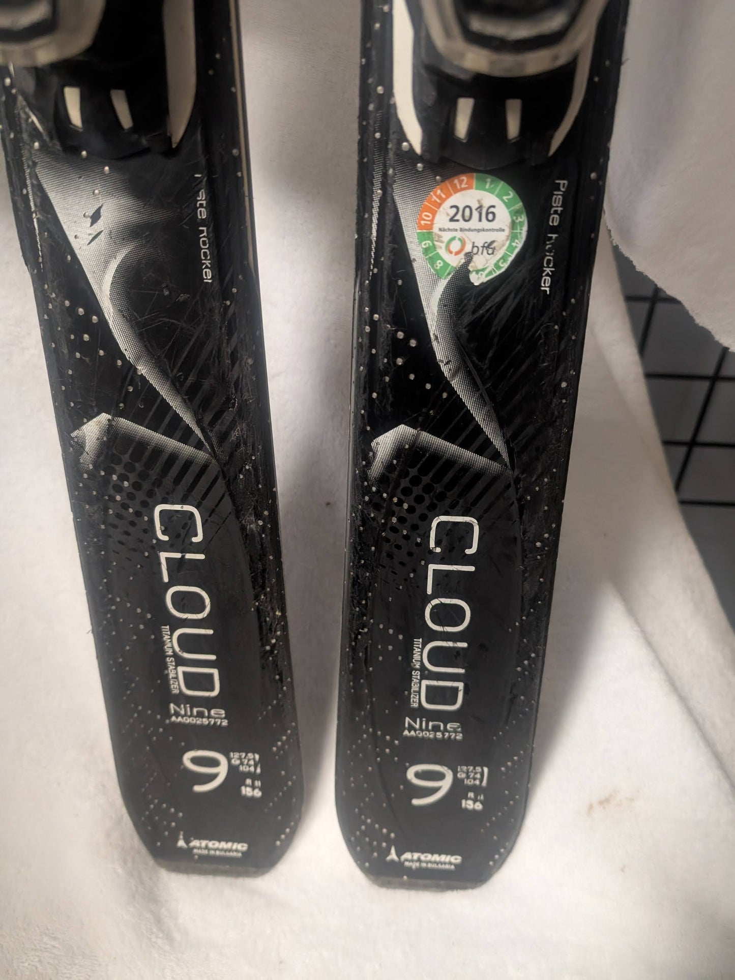 Atomic Cloud 9 Skis w/Atomic Lithium 10 Bindings Size 156 Cm Color Black Used