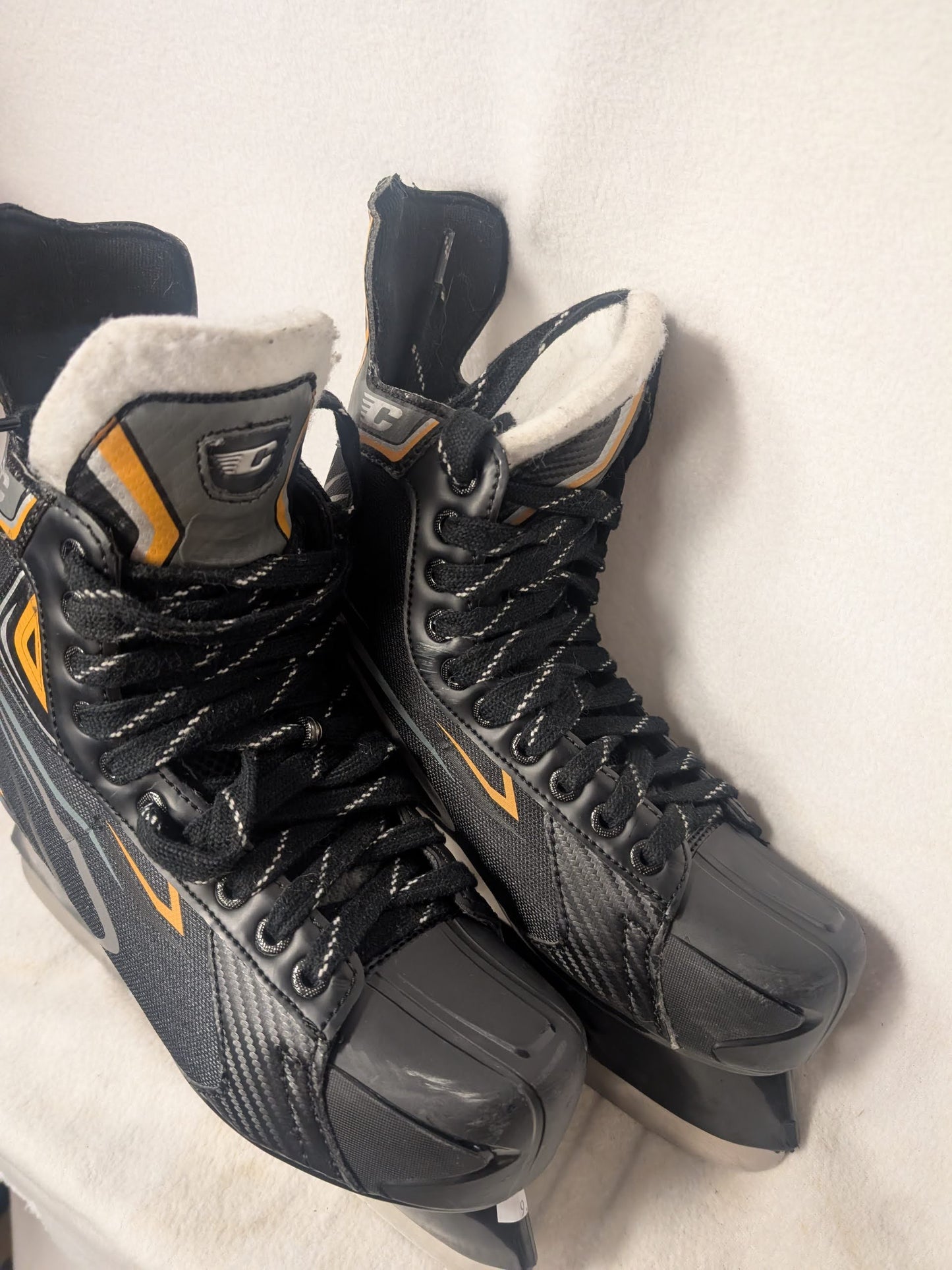 R50 Hockey Ice Skates Size 9 Color Black Used