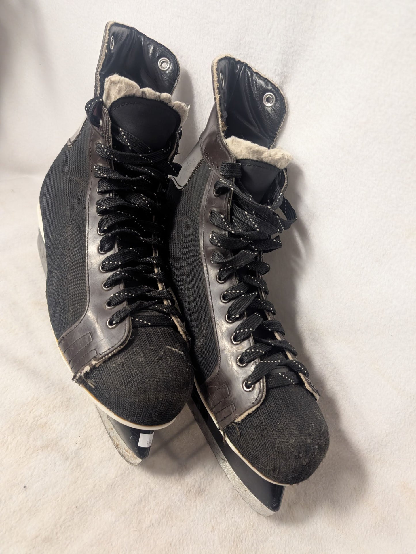 CCM Bronco Hockey Ice Skates Size 10 Color Black Condition Used