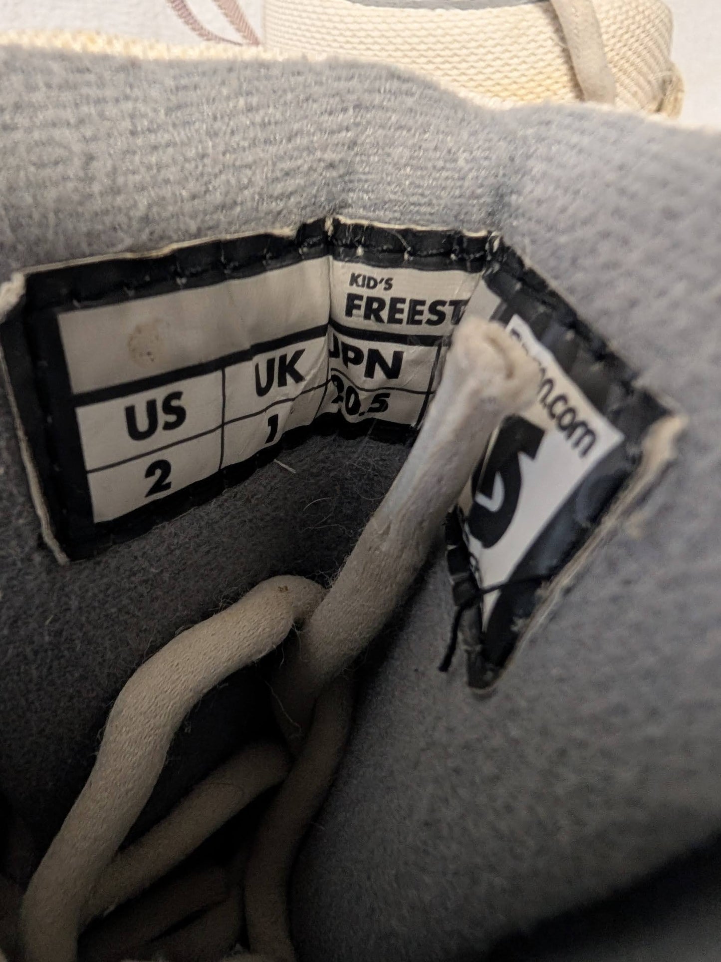 Burton Kids Freestyle Snowboard Boots Size 2 Color White Used