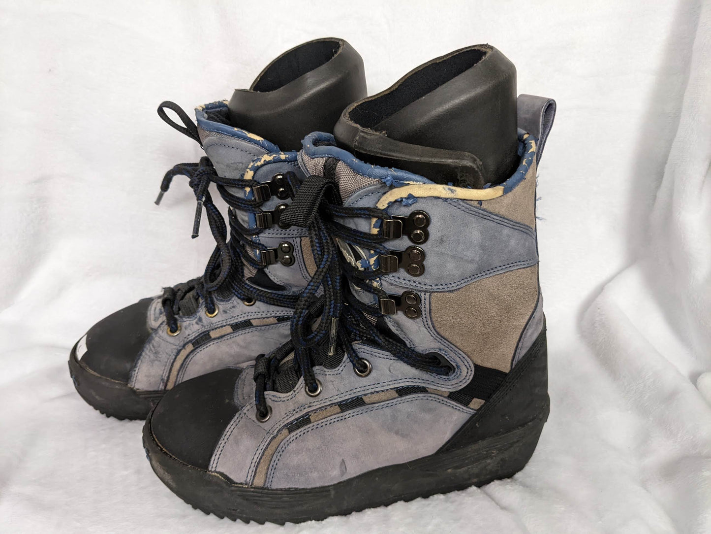 Sluggo Duffs Snowboard Boots Size 6 men's/ 7.5 Women's Blue Used