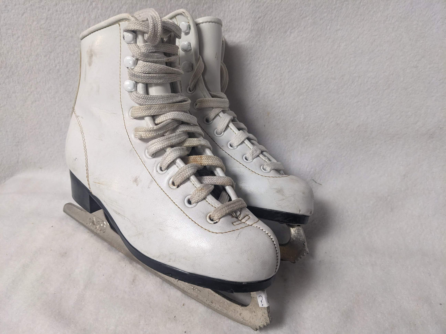 Youth Figure Ice Skates Size 4 Color White Condition Used