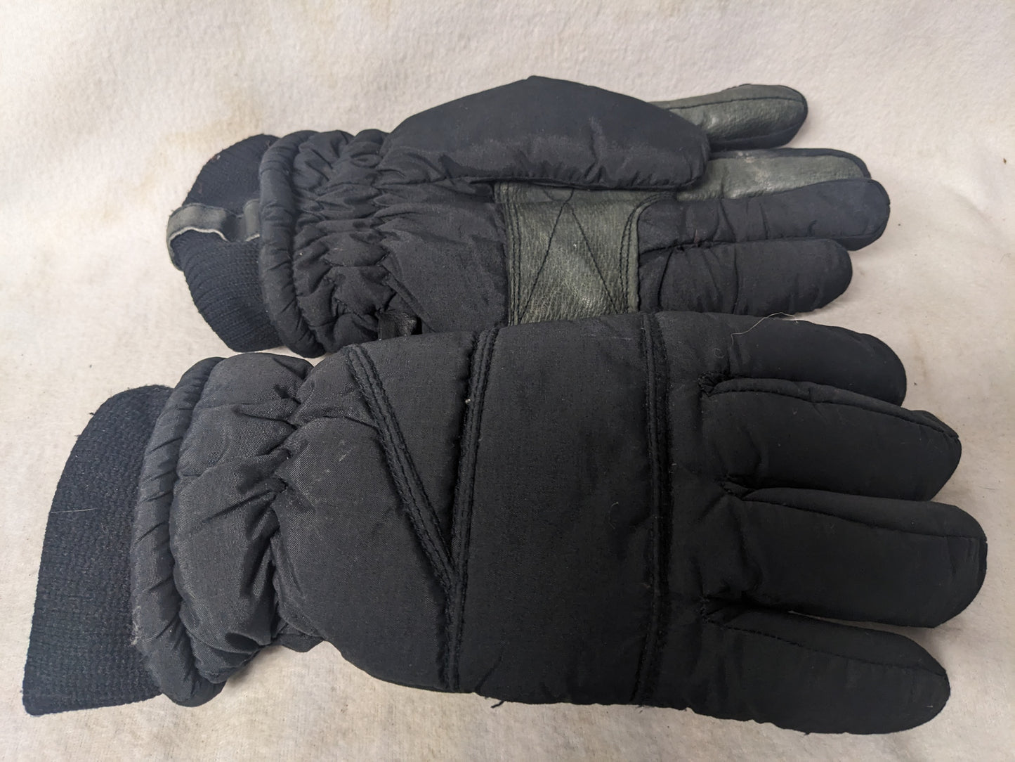 Saranac Winter Gloves Size Medium Color Black  Condition Used