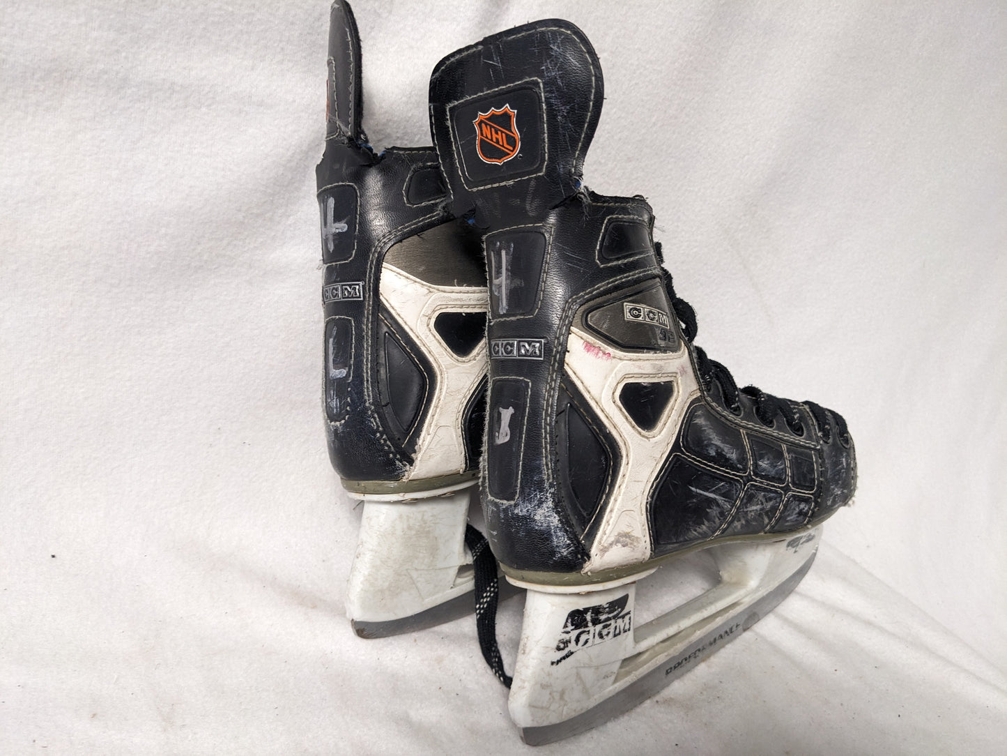 CCM 92 Hockey Ice Skates Size 4 Color Black Condition Used