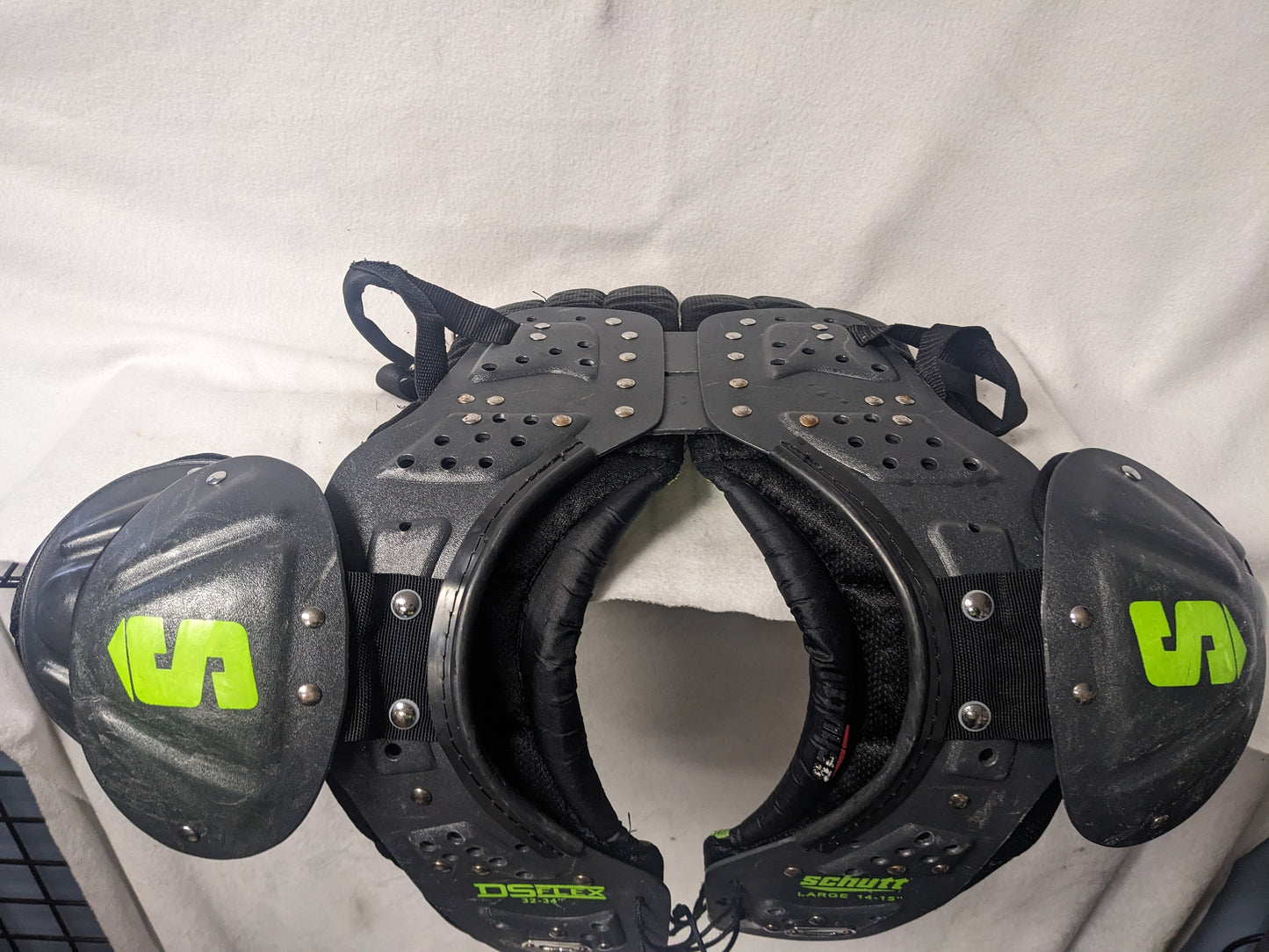 Schutt DSFlex Youth Football Shoulder Pads Size Youth Large Color Black Condition Used
