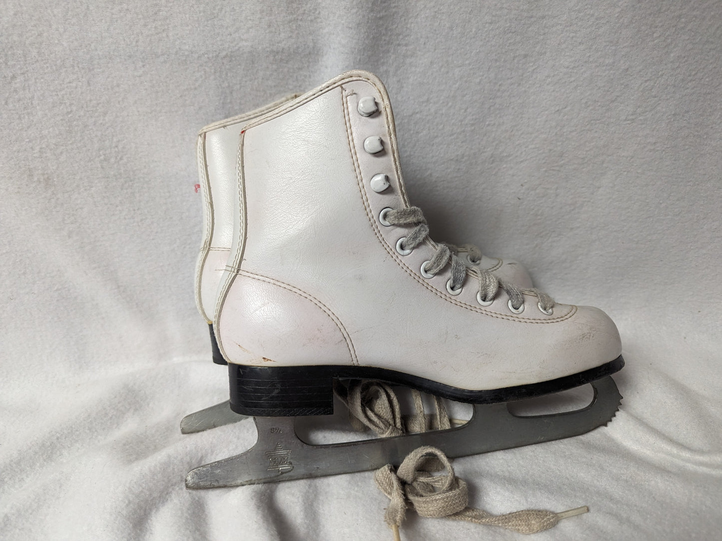 Youth Figure Ice Skates Size 3 Color White Condition Used