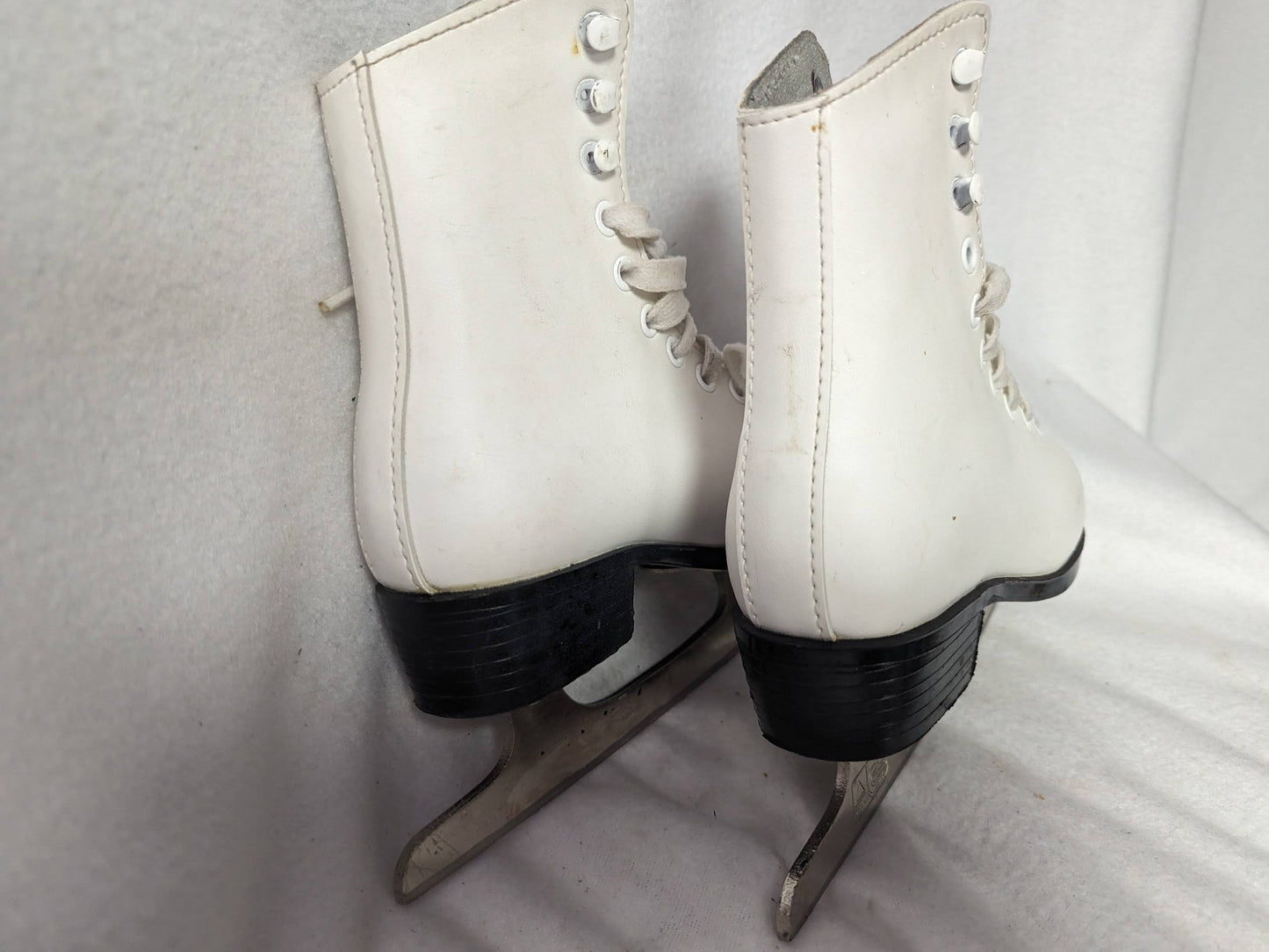 CCM Champion Deluxe Girls Youth Figure Ice Skates Size Youth 10 Color White Condition Used