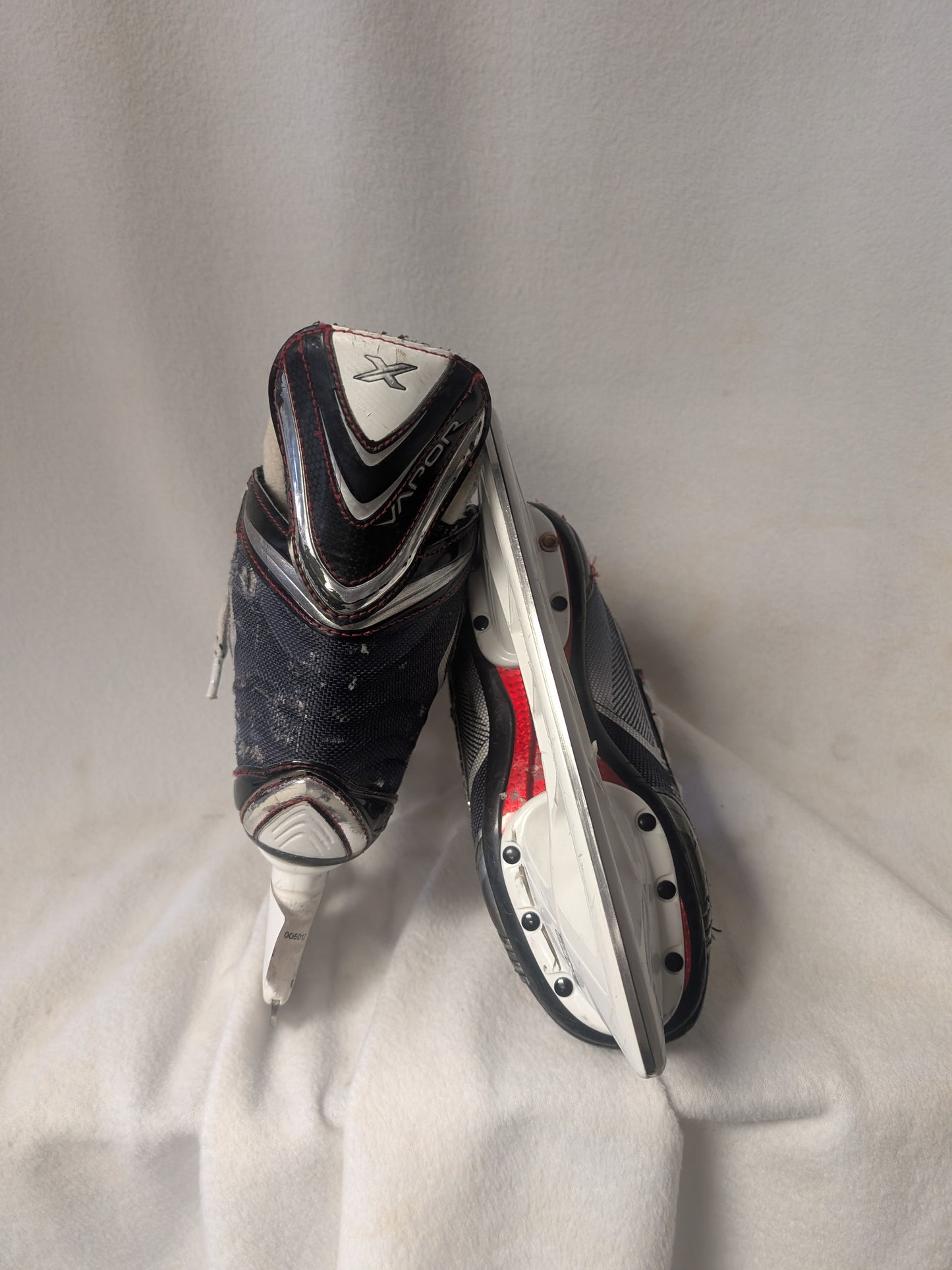 Bauer Vapor Hockey Ice Skates Size 4 Color Black Condition Used