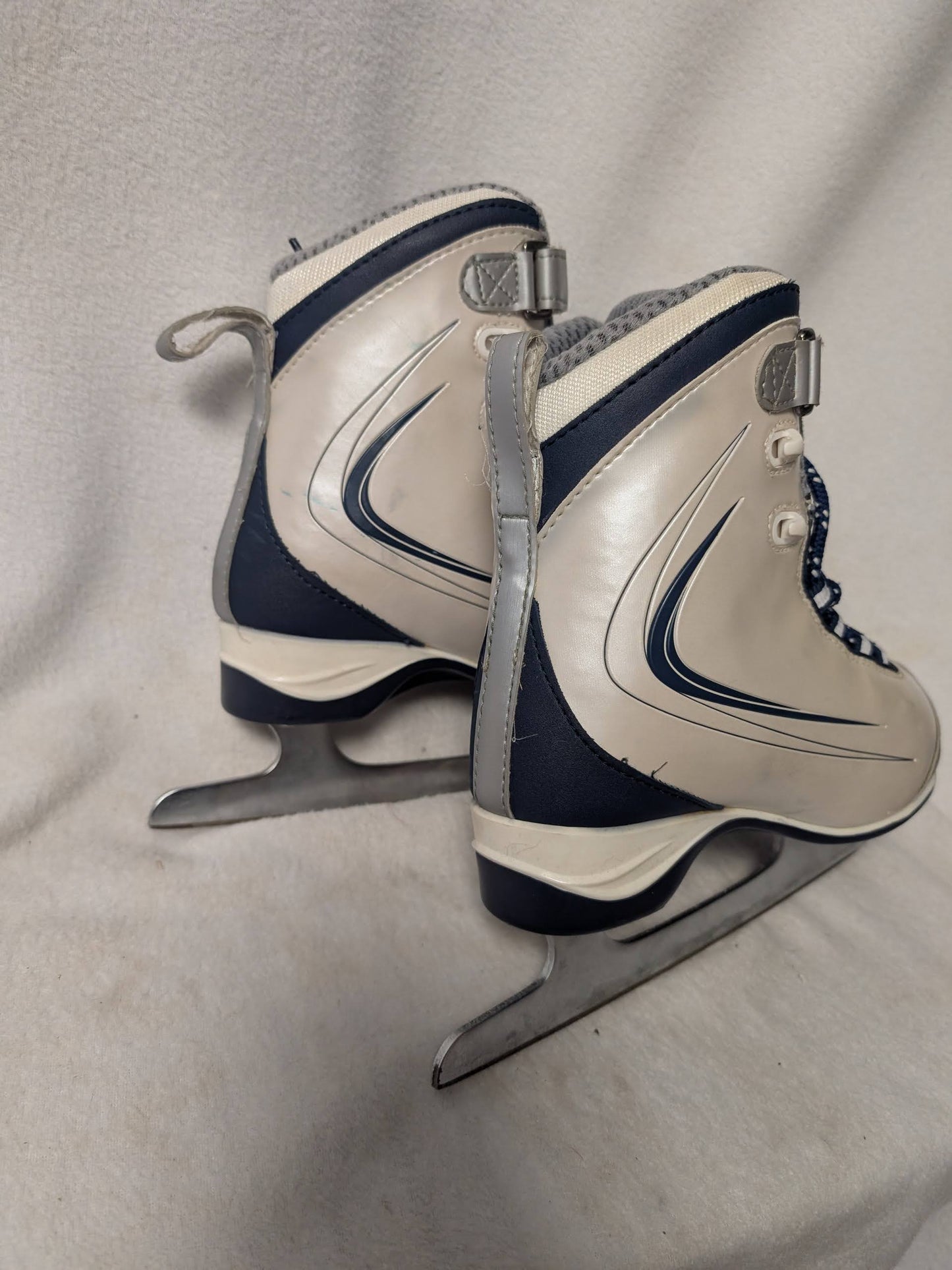 Lake Placid Hockey figure Ice Skates Size 6 Color White Used