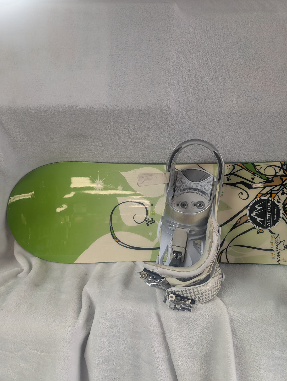 Salomon Surface Snowboard Size 146 cm Color Green w/Burton Escapade Bindings Size M/L Condition Used