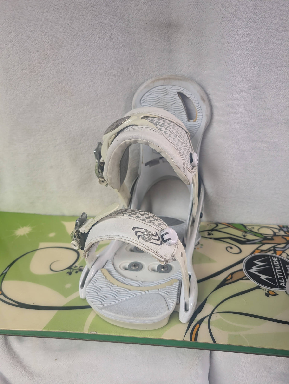 Salomon Surface Snowboard Size 146 cm Color Green w/Burton Escapade Bindings Size M/L Condition Used