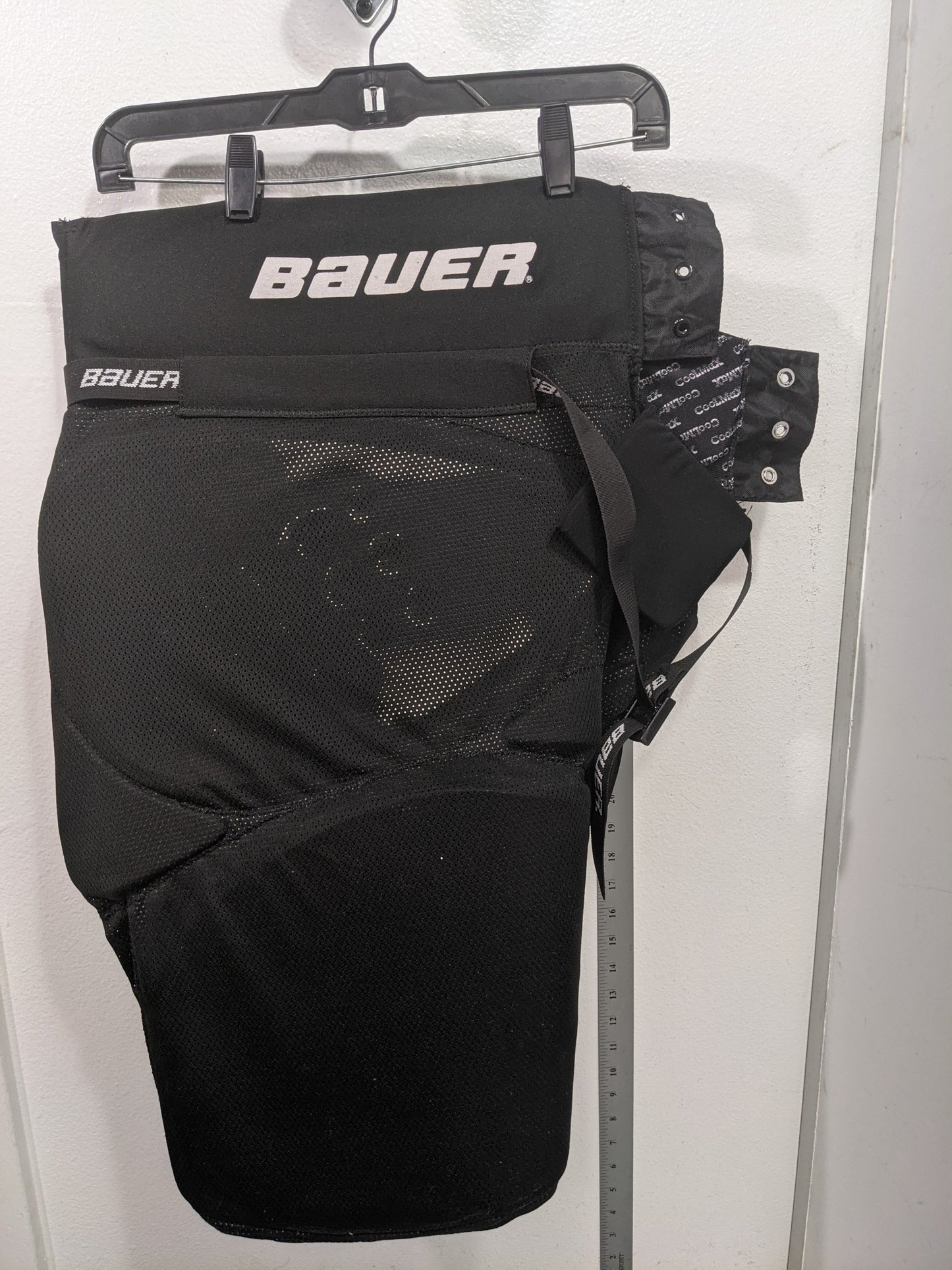 Bauer Hockey Breezers Size Youth Large Black Used