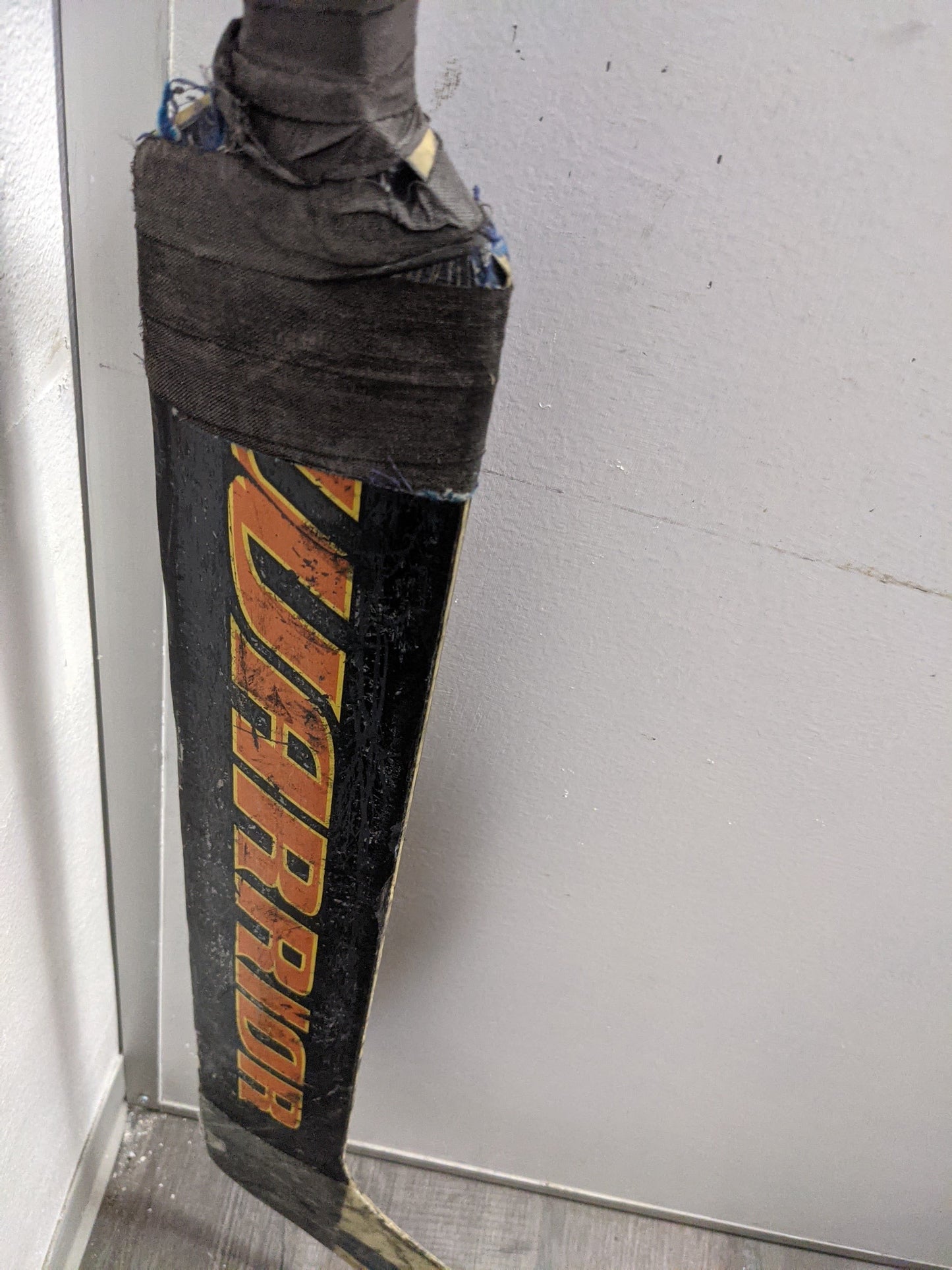 Warrior Wooden Hockey Goalie Stick Size 58 In Black Used (LH)