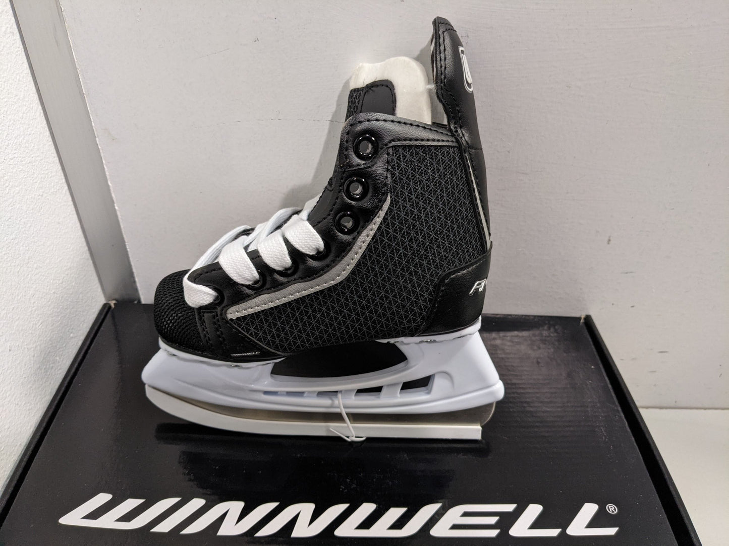 Winnwell Ice Skates AMP300 Size Range Black New SK1703 Hockey Skates Sizes 1-5