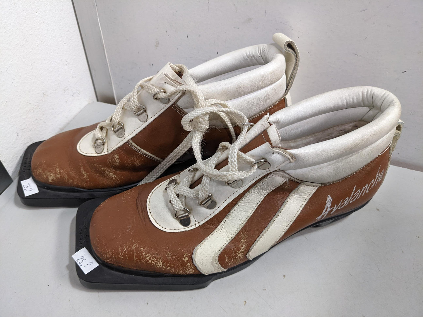 Avalanche XC Ski Shoes Size Mondo 25.? Brown Used