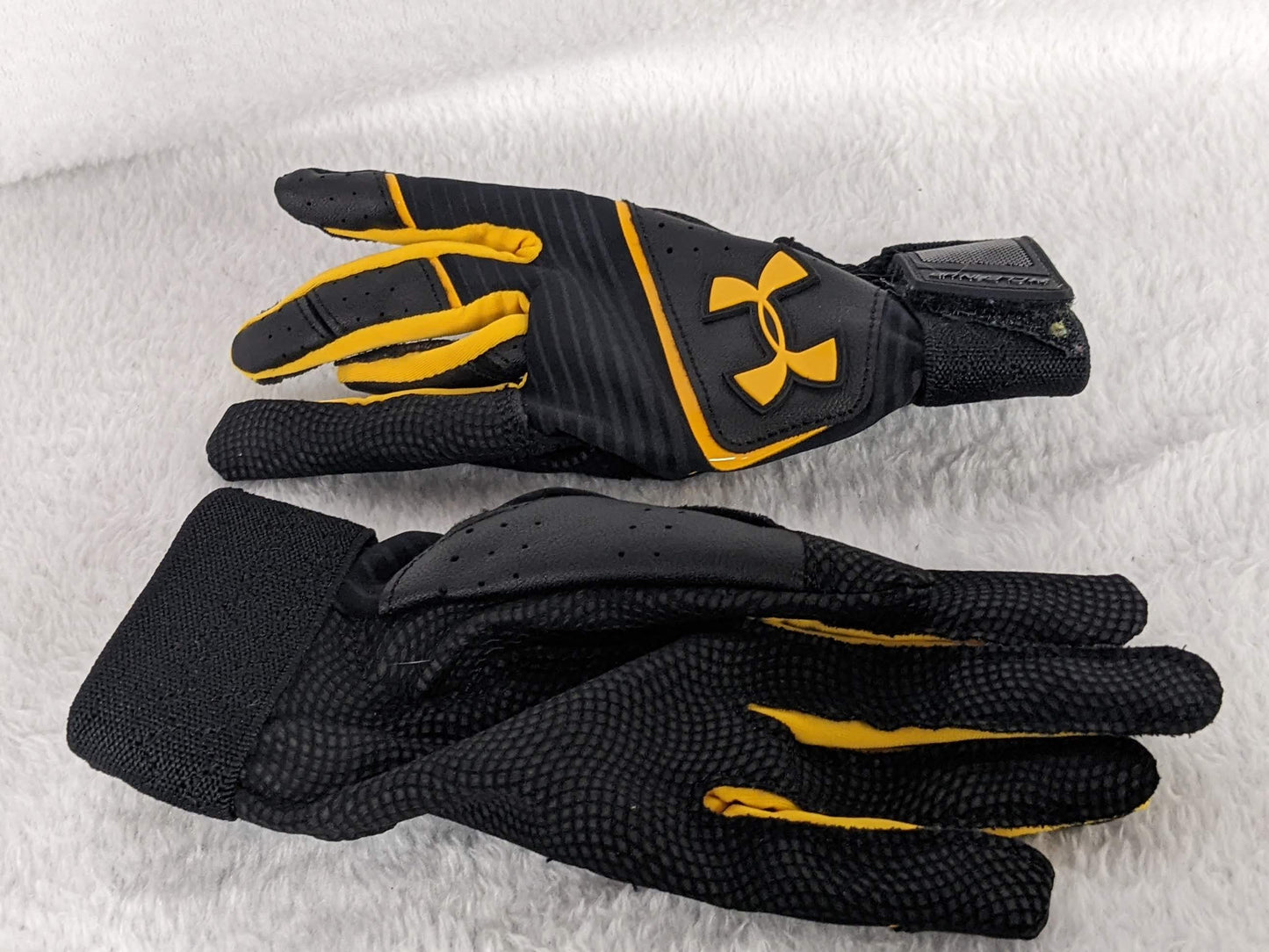Under Armour Youth Batting Gloves Size Youth Small/Medium Color Yellow Condition Used