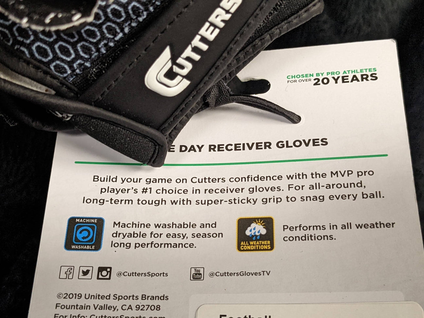 Cutters Football Gloves Size Youth Lg/XL Color Black Condition NEW