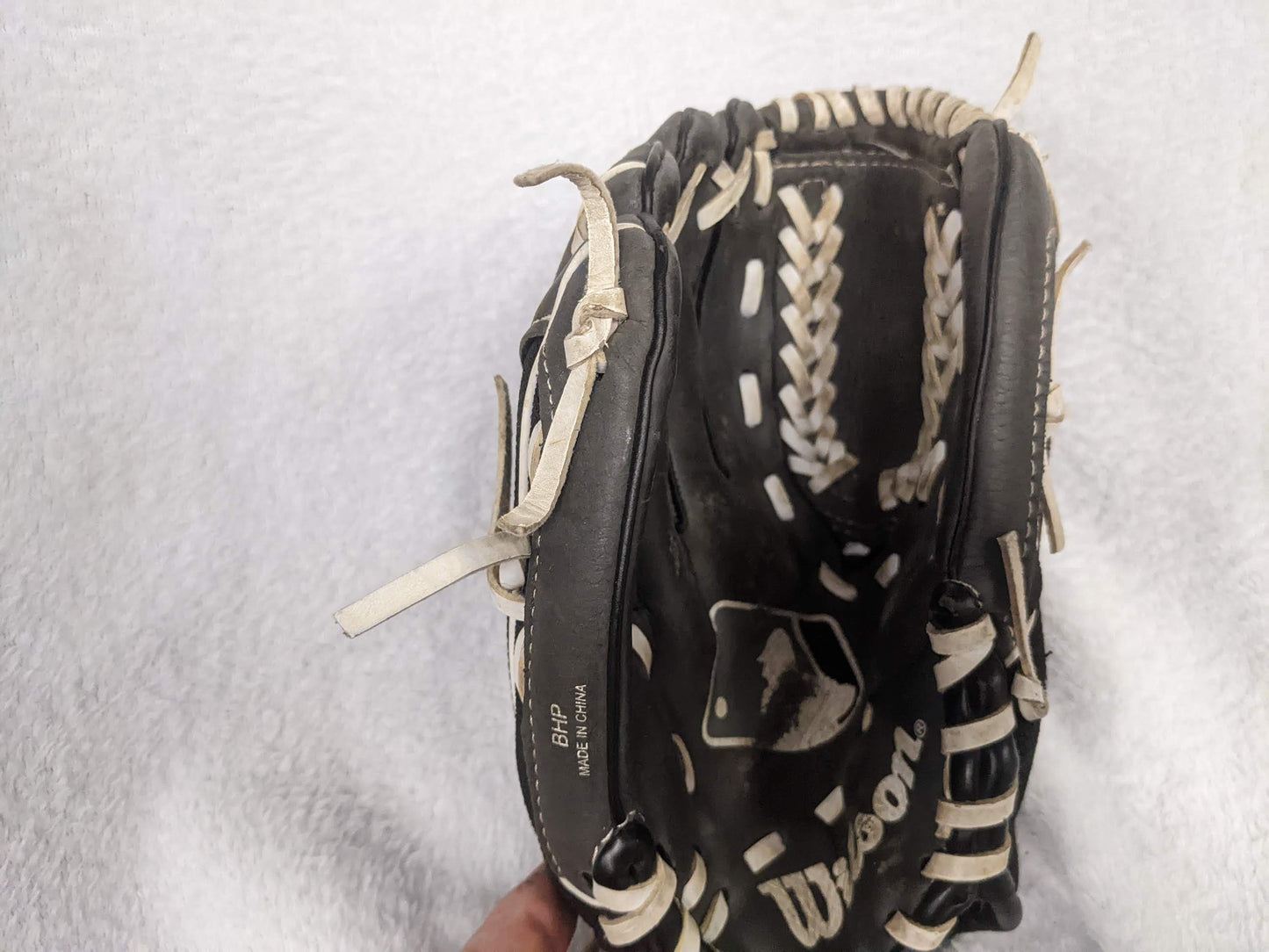Wilson Baseball Right Hand (LHT) Mitt Size 10.5 In Color Black Condition Used