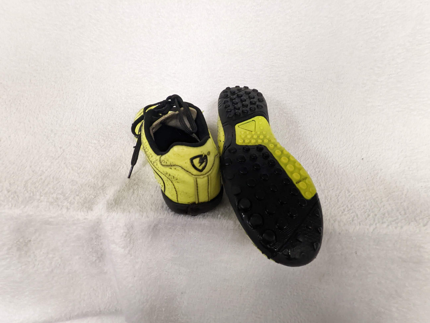 Roonasn Cleats Size 3.5 Color Yellow Condition Used