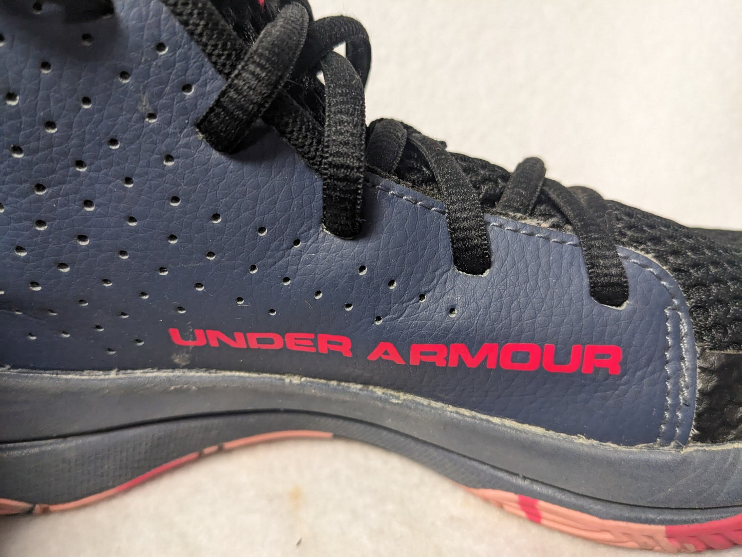 Under Armour Athletic Shoes Size 5 Color Gray Condition Used