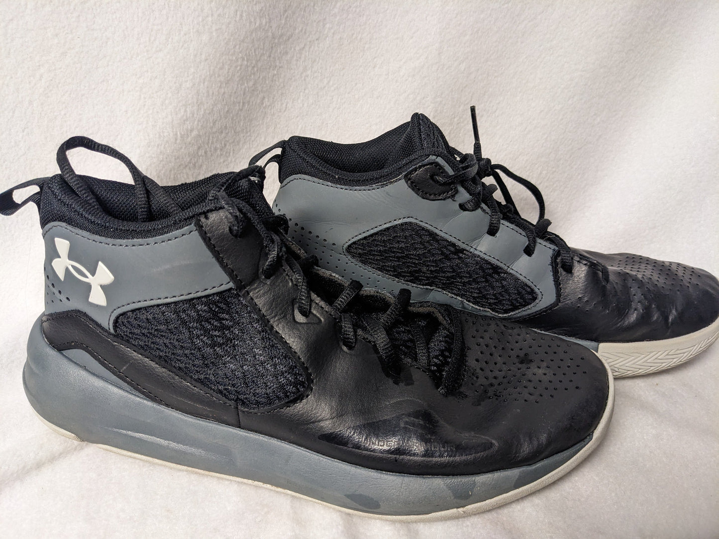 Under Armour Athletic Shoes Size 10 Color Black Condition Used