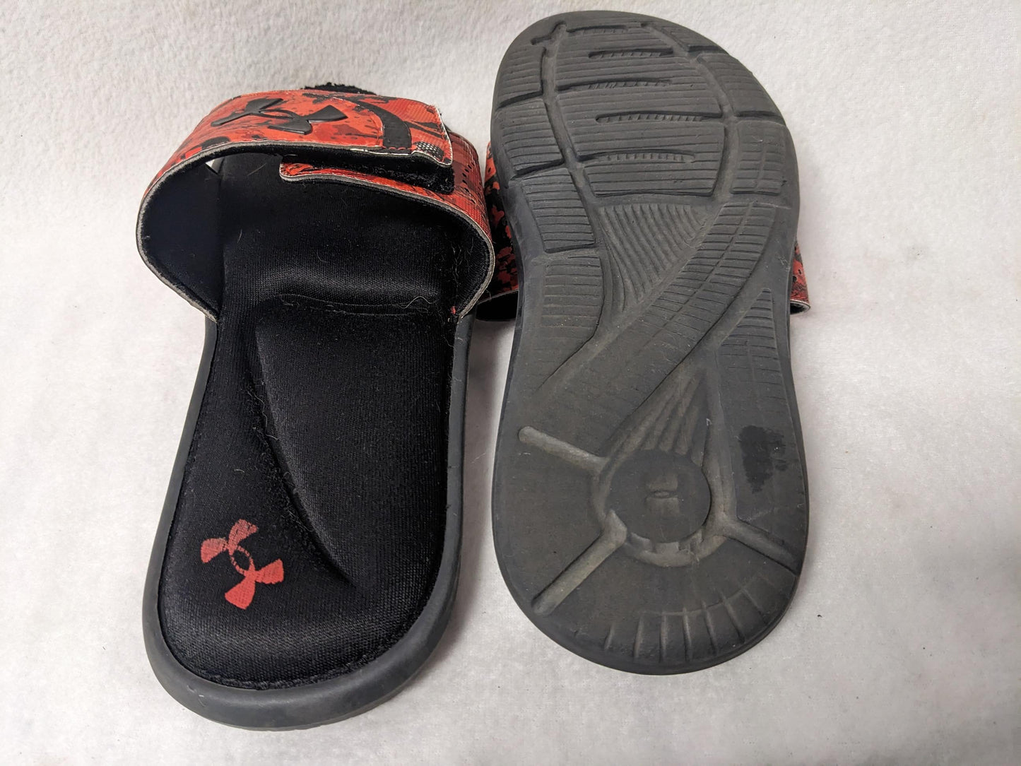 Under Armour Cushioned Slippers Size 7 Color Black Condition Used